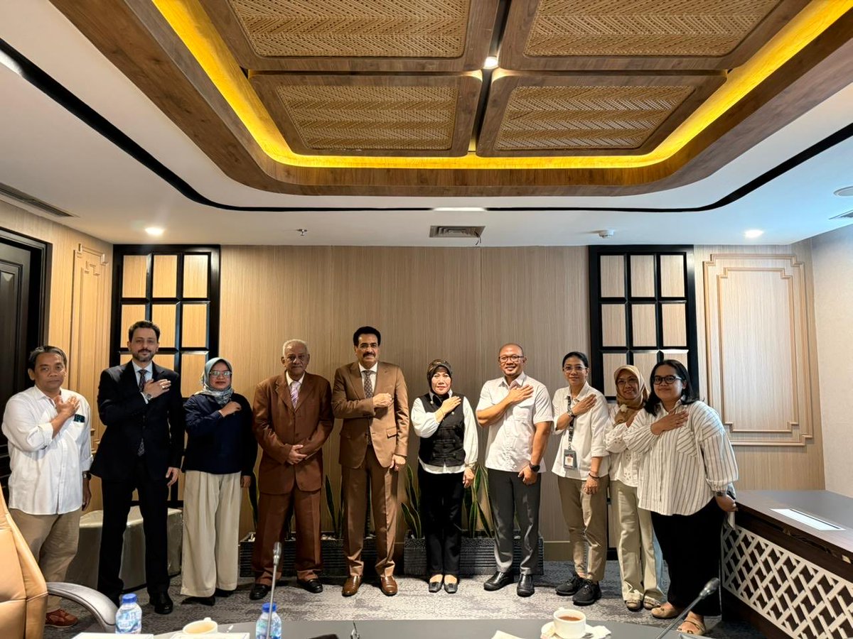 YemenEmbJkt's tweet photo. التقى سعادة السفير سالم أحمد بلفقيه، سفير الجمهورية اليمنية لدى جمهورية إندونيسيا، اليوم الاثنين الموافق 29 يونيو 2026م، بالسيدة إيريني ديوي وانتي، مديرة شؤون الأفلام والموسيقى والفنون، وبالسيد عثمان، مدير دائرة الدبلوماسية الثقافية بوزارة الثقافة الإندونيسية.
وجرى خلال اللقاء بحث سبل تعزيز التعاون الثقافي والفني بين البلدين، ومتابعة التنسيق بشأن عدد من المبادرات والبرامج المشتركة،  بما يسهم في إبراز الموروث الثقافي والحضاري للبلدين وتعزيز التبادل الثقافي والتواصل بين الشعبين الصديقين.
وأكد الجانبان أهمية مواصلة التنسيق وتوسيع آفاق التعاون في المجالات الثقافية والفنية، بما يعكس عمق العلاقات اليمنية–الإندونيسية، ويخدم المصالح المشتركة، ويسهم في توطيد أواصر الصداقة والتفاهم بين البلدين.
