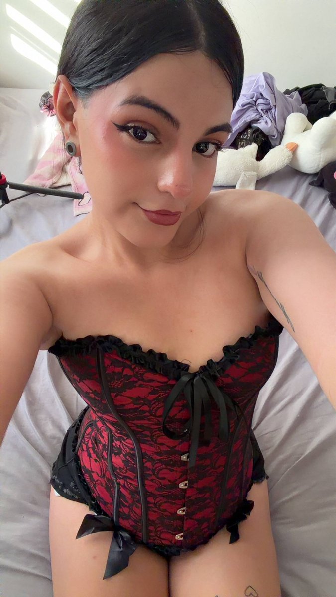 AlexaTSGirl's tweet photo. Would you let me be your first trans girlfriend? Be honest https://t.co/lgAKBwkEz1