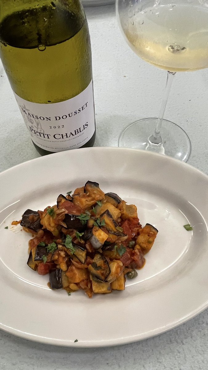 HomeKitchenOnl1's tweet photo. 今晩はイタリアン。シチリアの酸が効いたカポナータとイカスミパスタにプチシャブリを合わせて。イカスミパスタ美味しい😋
@HomeKitchenOnl1 #イカスミ https://t.co/vV1Eiaxk7C