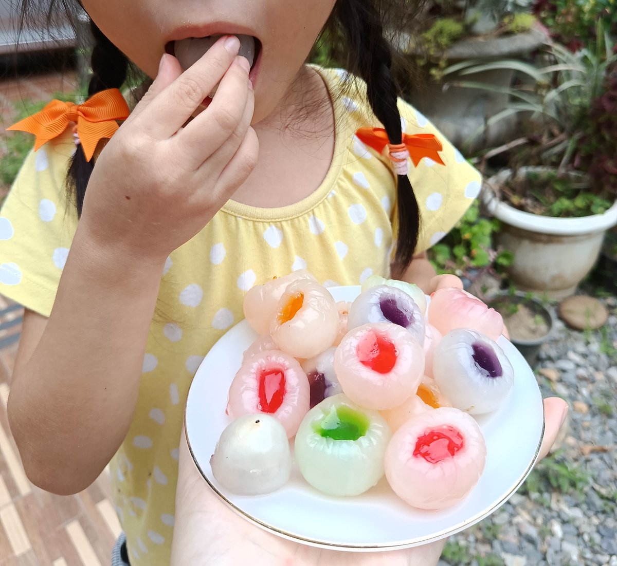 TinybirbCookies's tweet photo. วันนี้มี ลิ้นจี่ปีโป้ ✨

ลิ้นจี่กิมเจ็ง ชุดสุดท้ายของปีนี้แล้ว หอมเหมือนกุหลาบมอญ คว้านเม็ดออกรอไว้ 

เอาปีโป้ทีละสีใส่เวฟซัก 15 วิ จนมันละลาย เทใส่ลิ้นจี่ แล้วแช่เย็นๆ ก็ได้แล้วจ้า https://t.co/ZvprjDydXg