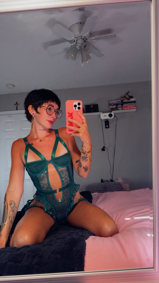 imhannahshea's tweet photo. skinny milf Monday https://t.co/jiBJz8qc0K