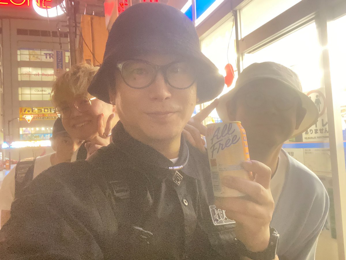 lala969688's tweet photo. ソルコミワンマン終わりに唯一撮った2枚
1人じゃあ寂しいからってみんな入ってくれたけど逆光でみんなスタンドみたいになってるw https://t.co/FxxmqjNMWW