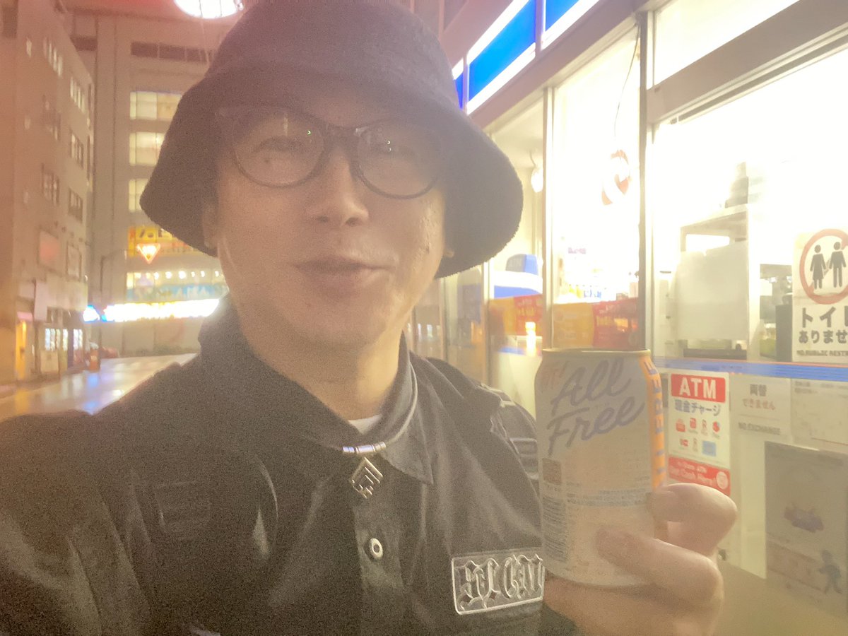 lala969688's tweet photo. ソルコミワンマン終わりに唯一撮った2枚
1人じゃあ寂しいからってみんな入ってくれたけど逆光でみんなスタンドみたいになってるw https://t.co/FxxmqjNMWW