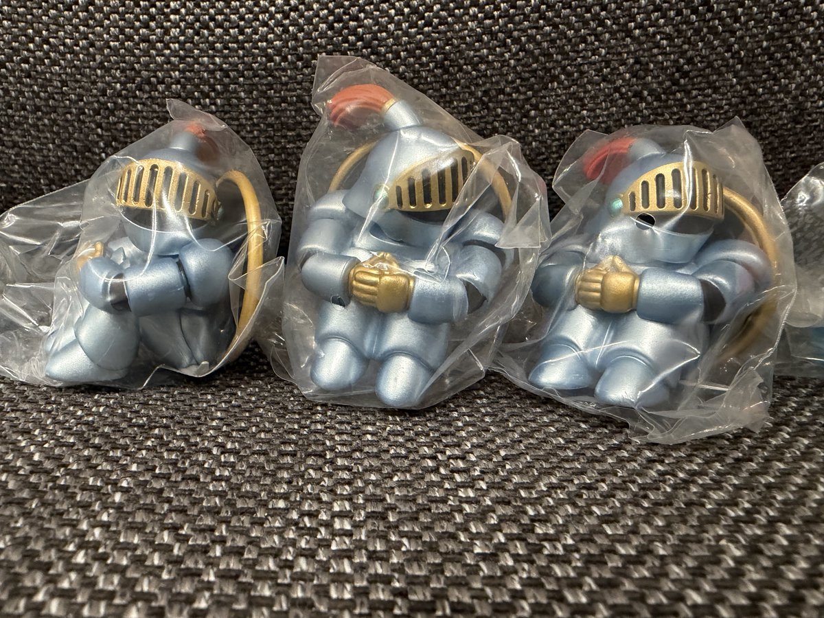 bc_fox08's tweet photo. さまようよろいは　なかまを　よんだ！

さまようよろいB さまようよろいC があたらしくあらわれた！

ドラクエまちぼうけガシャポン、よろいとくらげしか出ないや https://t.co/HppOij1Fpt