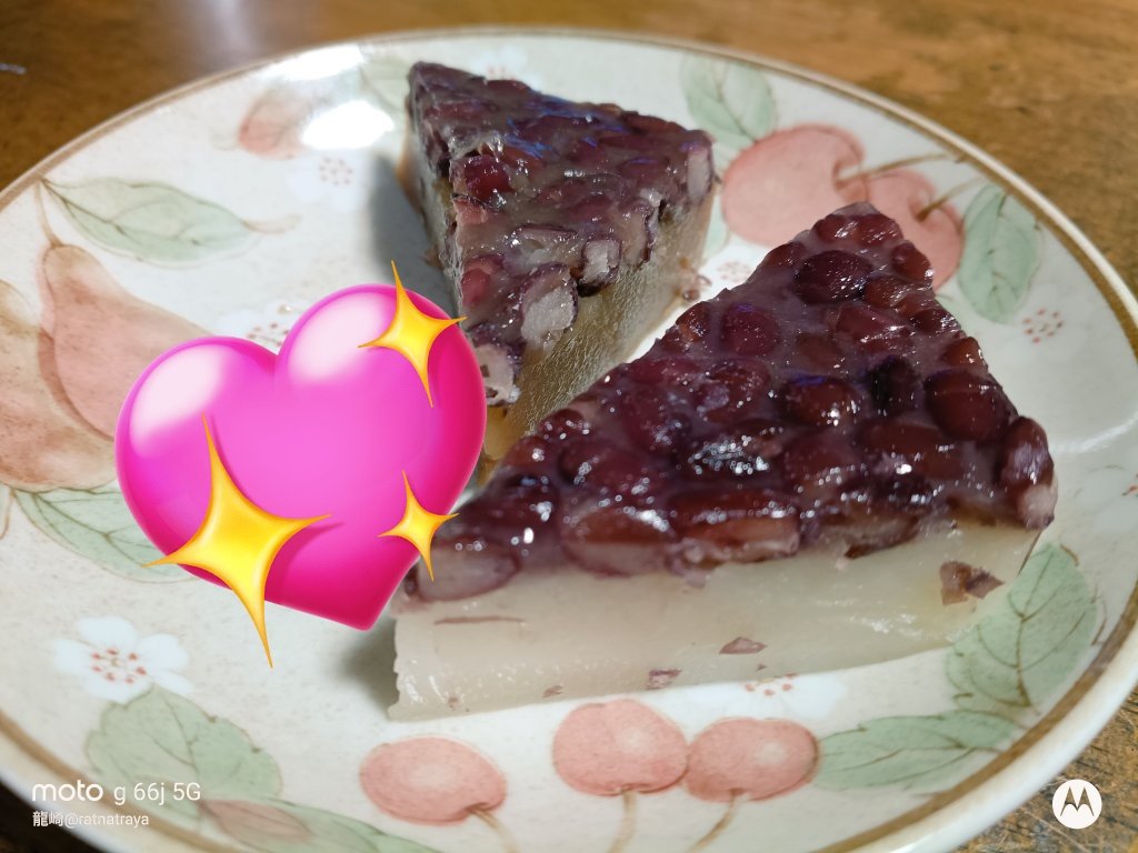 ratnatraya's tweet photo. 今年２度目の水無月。
祇園饅頭さんの。仙太郎さんよりもっちりしてる。 https://t.co/ORZW49KGEB
