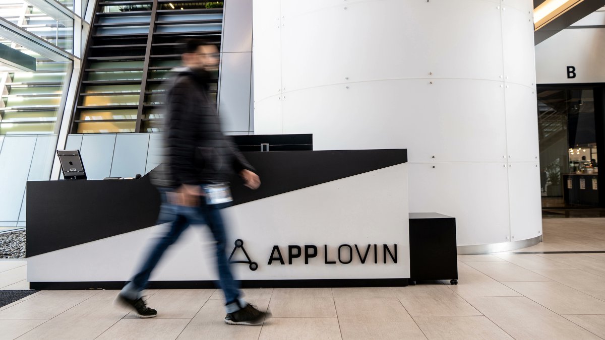 Q_Tech_news's tweet photo. $APP Raymond James'ten, AppLovin için "Strong Buy" ve 640 dolar hedef fiyat

Kurum, olumlu görüşünü e-ticaret reklamcılığına genişleme, yapay zekâ modeli iyileştirmeleriyle desteklenen %20-%30 çekirdek reklam büyümesi, mobil uygulama içi reklam bütçelerinden artan gelir elde etme potansiyeli ile yüksek gelir büyümesi, güçlü FAVÖK marjları ve serbest nakit akışı dönüşümüne dayandırdı.