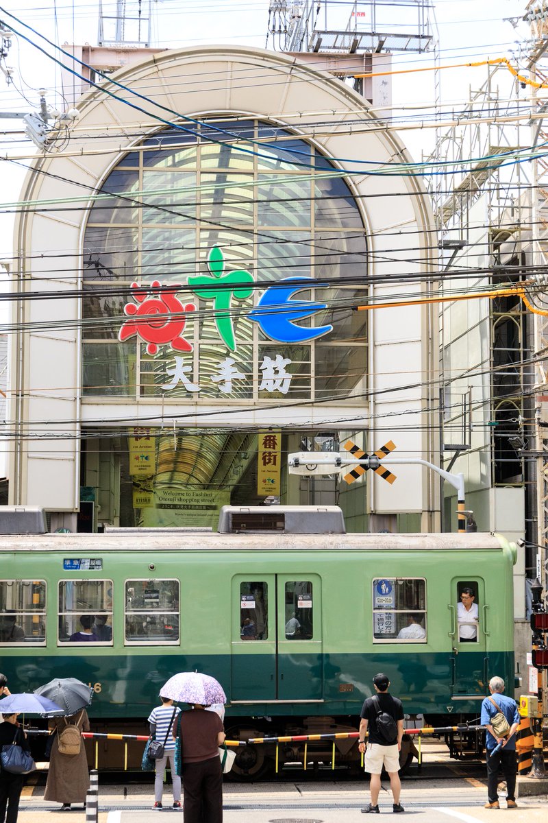 Uiskey_1995's tweet photo. 2026.6.28 京阪2216F 復刻塗装
レールサイドのアーケード商店街。それだけでなんかうらやましい。僕の地元にはまずない風景。 https://t.co/izcTb2RUcz