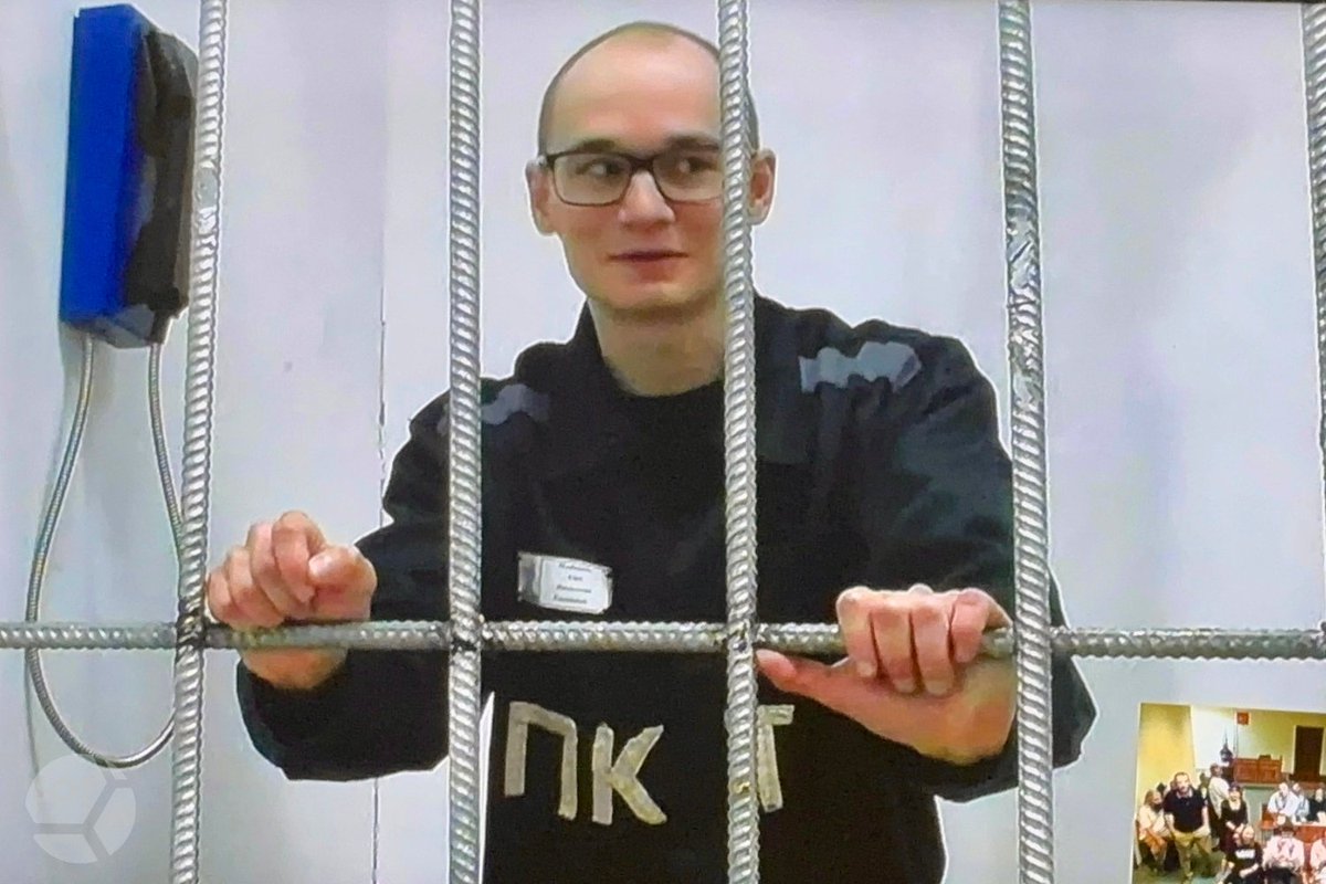 Sota_Vision's tweet photo. «Был ад, но этот ад прошел. И это все благодаря вам»

Суд обязал «Полярную сову» предоставить Азату Мифтахову встречу с женой, которая посещает его в качестве защитника

Люберецкий городской суд удовлетворил жалобу супруги политзаключенного Азата Мифтахова Елены Горбань на ее недопуск в колонию в качестве защитницы, признав бездействие администрации ИК «Полярная Сова» незаконным. Она пыталась попасть к мужу после того, как он заявил о пытках в колонии.

Суд также обязал ИК-18 по ЯНАО в течение 10 рабочих дней со дня вступления решения в силу предоставить Горбань свидание с Мифтаховым в качестве защитника.

Заключенный присутствовал в зале суда по ВКС из ИК-18 «Полярная Сова» в Харпе. Представители колонии в суд не явились.

Перед началом рассмотрения Мифтахов успел рассказать пришедшим поддержать его слушателям, что сейчас ему не угрожают, и администрация колонии «даже не появляется» у его камеры.

В начале заседания Горбань рассказала, как в ИК-18 проходят свидания. По словам женщины, один раз она ждала в комнате ожидания несколько часов, после чего необходимые для свидания документы сотрудник вынес ей вообще неподписанными.

Горбань добавила, что, когда в мае она приезжала в колонию в один день с адвокатом Светланой Сидоркиной, адвоката пропустили на свидание, а ее как защитницу — нет.

По словам защитника Петра Курьянова, колония отказывает Горбань, потому что у них якобы нет возможности проверить, что та является защитником осужденного.

«Это неправда. Это незаконно. В самой колонии имелось достаточно сведений: приговор, где прописана защитник Горбань, выписка из протоколов — она есть в личном деле! Я насчитал 30 посещений Горбань к Мифтахову в качестве защитника. Каждый раз, когда ее пропускали защитником, обязанность администрации — оставлять копию документа! ФСИН просто забыли про свои обязанности, им легче отказать. Это порочная практика во многих колониях», — заявил он.

Адвокат Сидоркина добавила, что у Горбань были все законные основания попасть в колонию в качестве защитника и что у колонии были все необходимые документы.

Мифтахов также полностью поддержал своих представителей. В перерыве перед оглашением решения он поблагодарил всех, кто поддерживает его и пишет ему письма: «Спасибо, что поддерживаете меня в эти тяжелые времена! Вы мне очень сильно помогаете. Был пд, но этот ад прошел. И это все благодаря вам!».

В 2023 году аспирант механико-математического факультета МГУ Азат Мифтахов отбыл шестилетний срок по делу о разбитом окне офиса «Единой России». После освобождения его вновь задержали у ворот колонии, а затем приговорили к четырем годам строгого режима по обвинению в «оправдании терроризма» из-за разговора с сокамерниками. 

4 мая 2026 года Мифтахов рассказал о пытках в ИК-18 «Полярная Сова». Он утверждал, что после этапирования в колонию его били, пытали током и угрожали изнасилованием. 18 мая группа поддержки заключенного сообщила, что прокуратура не обнаружила нарушений прав Мифтахова в колонии.

В начале июня также отбывающий срок в «Полярной Сове» правозащитник Бахром Хамроев вышел в пикет в колонии с плакатом «Покажите мне живого Азата Мифтахова!». После этого его отправили в ШИЗО на 15 суток.

Фото, видео: SOTAvision