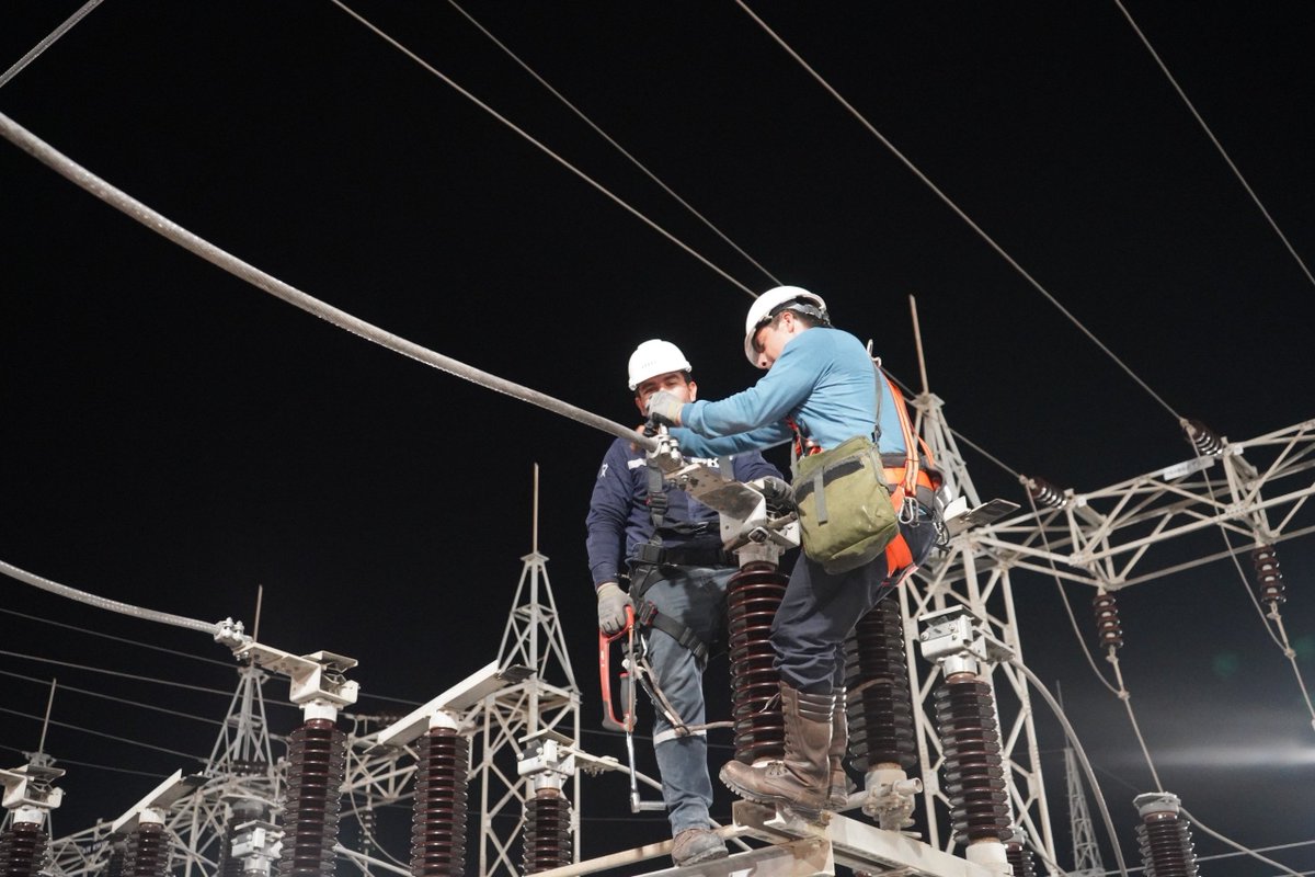 CELECEPOficial's tweet photo. ✅Concluyó la repotenciación en la Subestación Santa Elena. Esta obra es fundamental para garantizar un servicio eléctrico más confiable y seguro en toda la provincia. En los trabajos estuvieron presentes el viceministro de Electricidad Javier Medina; y la gerente de Transelectric, Olga Espinoza.⚡