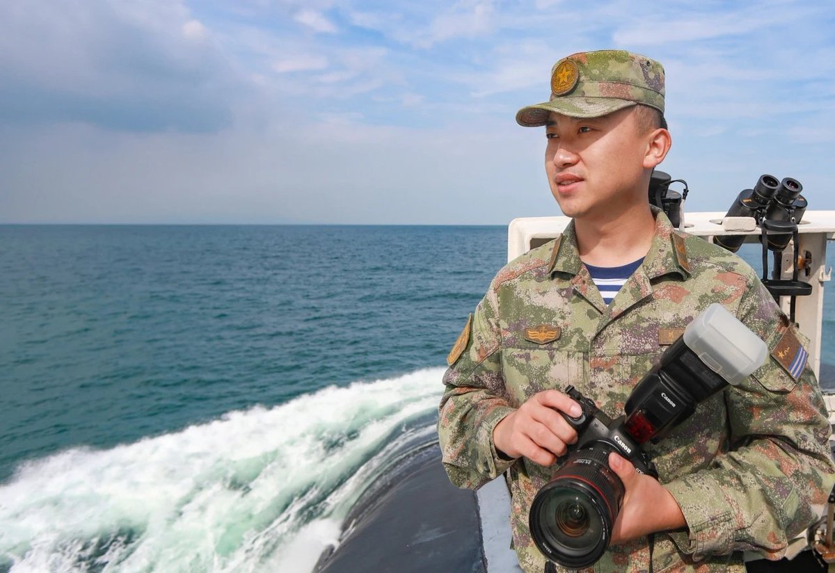 09120309's tweet photo. 中国海軍🇨🇳のカメラは大体キヤノンで海上自衛隊🇯🇵のカメラは大体Nikonという… https://t.co/QPvHNjnooZ