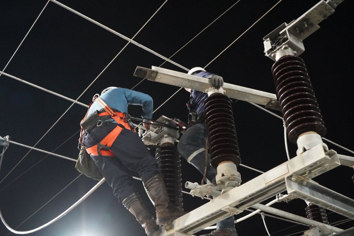 CELECEPOficial's tweet photo. ✅Concluyó la repotenciación en la Subestación Santa Elena. Esta obra es fundamental para garantizar un servicio eléctrico más confiable y seguro en toda la provincia. En los trabajos estuvieron presentes el viceministro de Electricidad Javier Medina; y la gerente de Transelectric, Olga Espinoza.⚡
