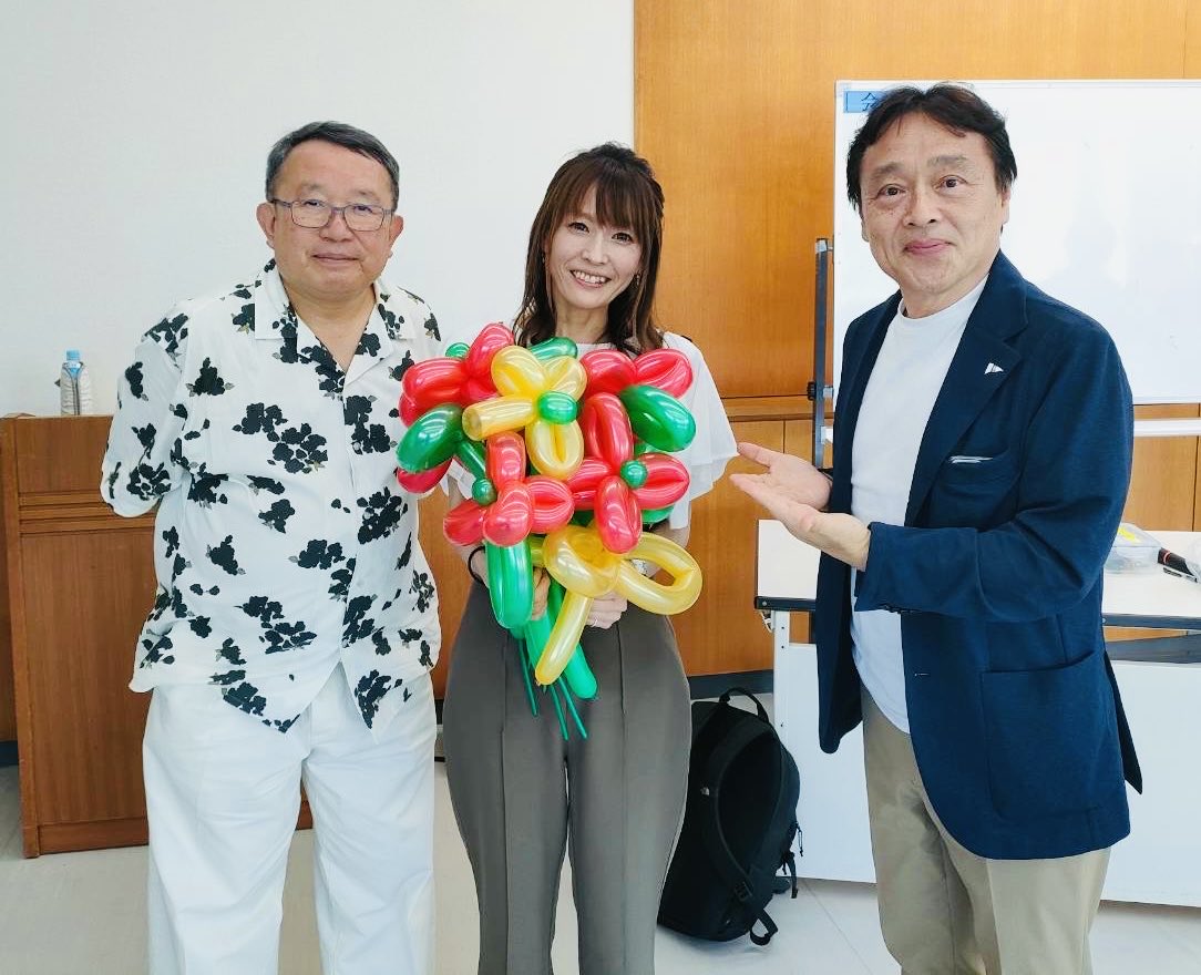 TomomiMoriri's tweet photo. 28日、スペシャルライブ&amp;トークショーを開催しました❣️平本医院の平本先生、訪問看護ステーションみらくるの三藤看護師と医療、福祉に関する意見交換を行い、最後はお集まり頂いた皆様と一緒に歌を歌い、とてもステキな時間になりました✨明石市議の上田まさひこさんも駆けつけて下さいました✨ https://t.co/YqqRTR0uUR