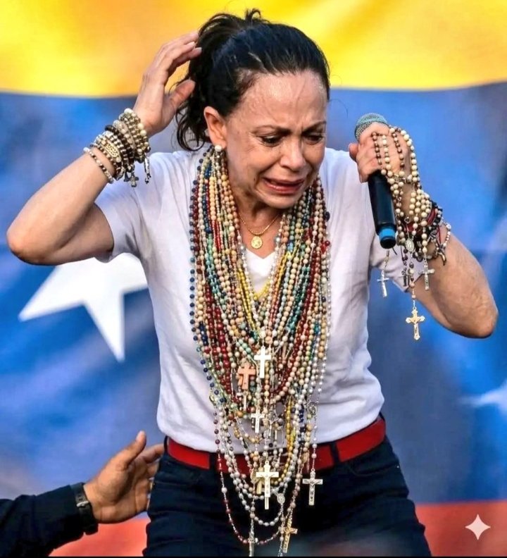 Elias_Cabeza's tweet photo. MCM viene con maquinaria pesada, con pico y pala a ayudar a los damnificados de La Guaira o viene a tomarse unas SELFIE en la zona devastada? 

Ah ya sé, viene a vender los collares que le sobraron en Semana Santa. https://t.co/xpH4g2xZt8