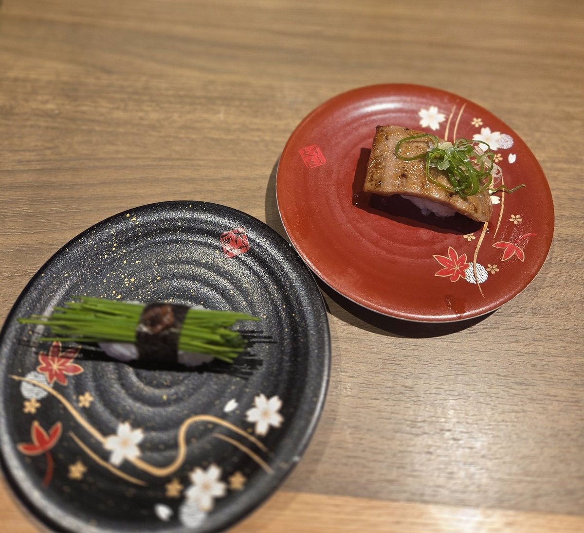 hakata161's tweet photo. 今晩は福岡市南区の【すし大臣パセオ野間大池店】に行きました🍣
創業50周年の大感謝祭で各種かなりの特価でした🙌ヒカリモノ、ハマチ、サーモンなど苦手なネタが多く😖💦久しぶりのお寿司屋さんでしたが、キスの天ぷらや日本酒飲み比べセット🍶など大満足でした😋🍴💕 https://t.co/iY5Iuuaeh1