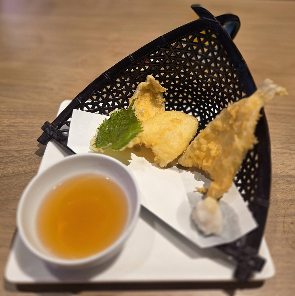 hakata161's tweet photo. 今晩は福岡市南区の【すし大臣パセオ野間大池店】に行きました🍣
創業50周年の大感謝祭で各種かなりの特価でした🙌ヒカリモノ、ハマチ、サーモンなど苦手なネタが多く😖💦久しぶりのお寿司屋さんでしたが、キスの天ぷらや日本酒飲み比べセット🍶など大満足でした😋🍴💕 https://t.co/iY5Iuuaeh1