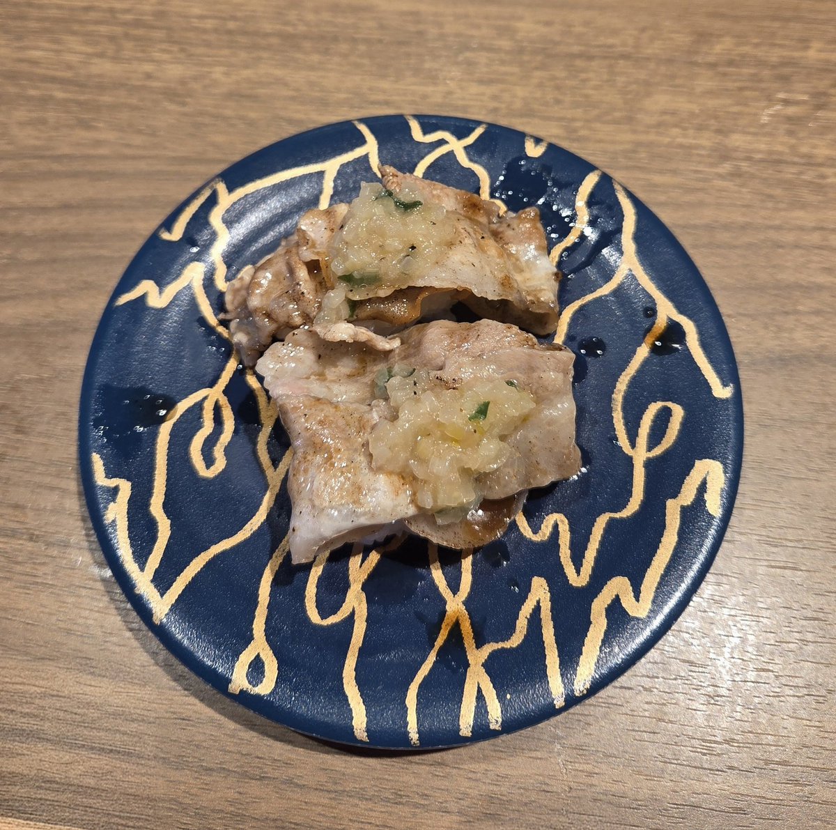 hakata161's tweet photo. 今晩は福岡市南区の【すし大臣パセオ野間大池店】に行きました🍣
創業50周年の大感謝祭で各種かなりの特価でした🙌ヒカリモノ、ハマチ、サーモンなど苦手なネタが多く😖💦久しぶりのお寿司屋さんでしたが、キスの天ぷらや日本酒飲み比べセット🍶など大満足でした😋🍴💕 https://t.co/iY5Iuuaeh1