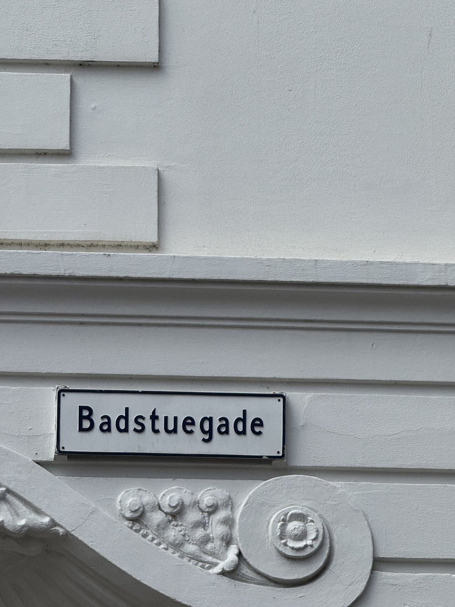 CulusAnonymus's tweet photo. Glohet sommerdag. Hva passer da bedre enn dette gatenavnet å ta en kaffe på https://t.co/6j1ZKIGbwR
