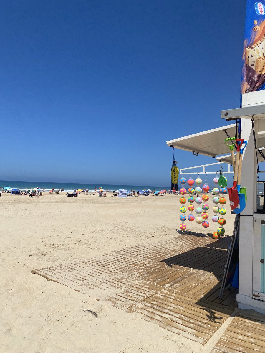 Spanish_manager's tweet photo. A pesar de que los precios en las playas de Cádiz se han disparado en los últimos 5 años como consecuencia de desembarcar aquí el pijerio patrio y tr encuentras con espetos a 14 €, cervezas a 5 € y copas a 10…

La experiencia de pasar unos días de descanso aquí sigue valiendo la pena.