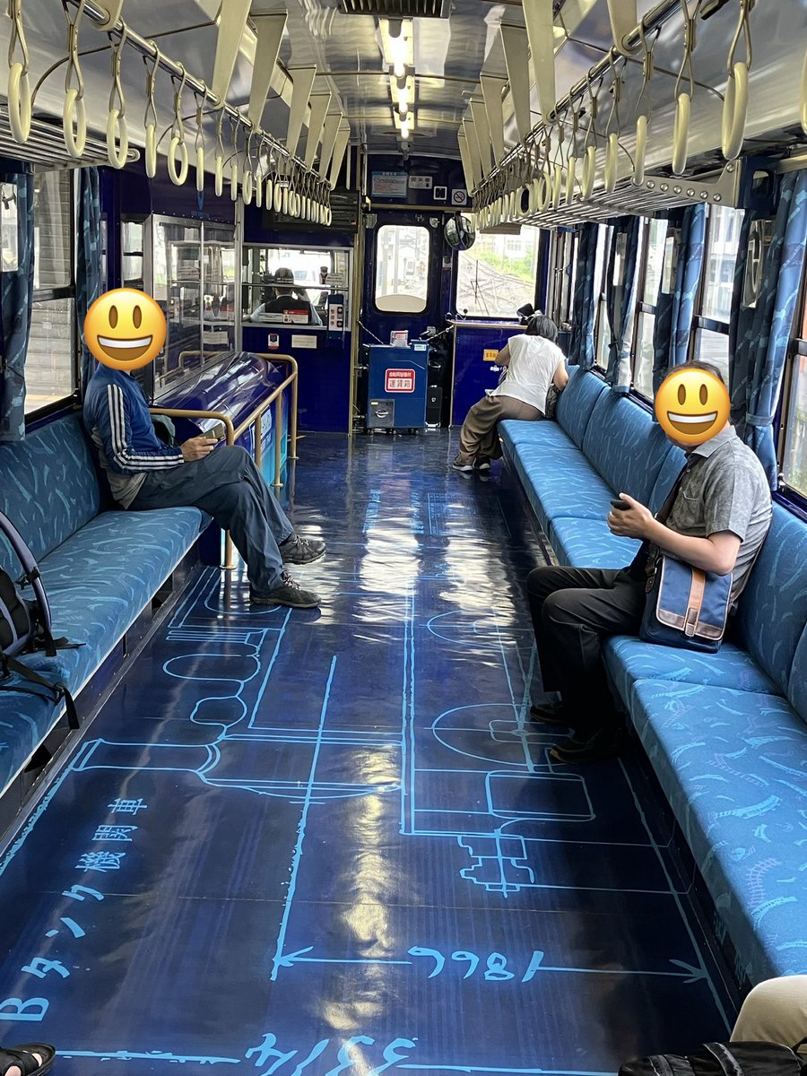 mrutsukun's tweet photo. 【旅の総括⑤】🚃

今回乗車した予土線3兄弟の三男である「鉄道ホビートレイン」👍

新幹線０系をイメージしたデザインで予土線を激走😜

実際に０系新幹線で使われていたシートを設置、車内には、鉄道模型も多数展示、遊び心満載よ✌️

乗車するには事前に'運行状況’を綿密に調べないと乗れないよ🤪💦 https://t.co/N8tRHnNOvs