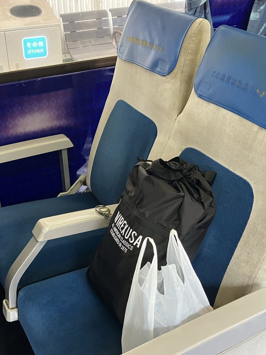 mrutsukun's tweet photo. 【旅の総括⑤】🚃

今回乗車した予土線3兄弟の三男である「鉄道ホビートレイン」👍

新幹線０系をイメージしたデザインで予土線を激走😜

実際に０系新幹線で使われていたシートを設置、車内には、鉄道模型も多数展示、遊び心満載よ✌️

乗車するには事前に'運行状況’を綿密に調べないと乗れないよ🤪💦 https://t.co/N8tRHnNOvs
