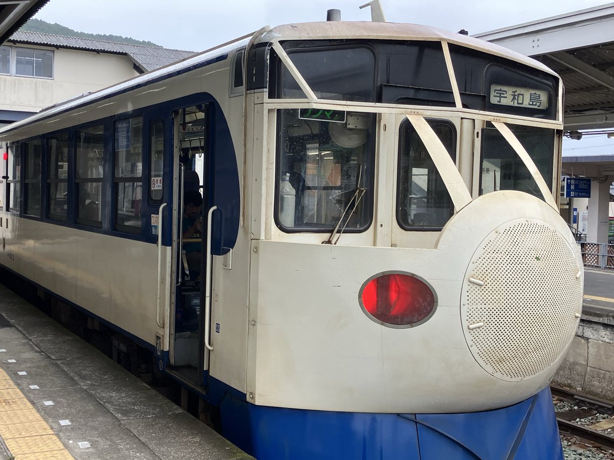 mrutsukun's tweet photo. 【旅の総括⑤】🚃

今回乗車した予土線3兄弟の三男である「鉄道ホビートレイン」👍

新幹線０系をイメージしたデザインで予土線を激走😜

実際に０系新幹線で使われていたシートを設置、車内には、鉄道模型も多数展示、遊び心満載よ✌️

乗車するには事前に'運行状況’を綿密に調べないと乗れないよ🤪💦 https://t.co/N8tRHnNOvs