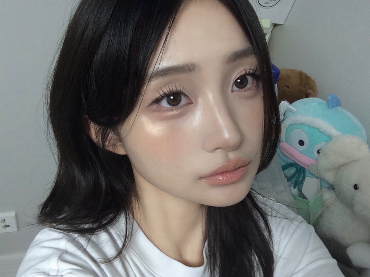 meowgo_'s tweet photo. 친구랑 술먹다가 갑자기 서로 화장을 바꿔서 해봄 봄웜이 됐어 https://t.co/h6p7o0EBKk