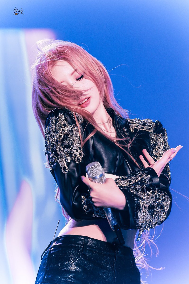 haramiloops's tweet photo. her aura on stage is unmatched #rami https://t.co/ShAaO5M7lK