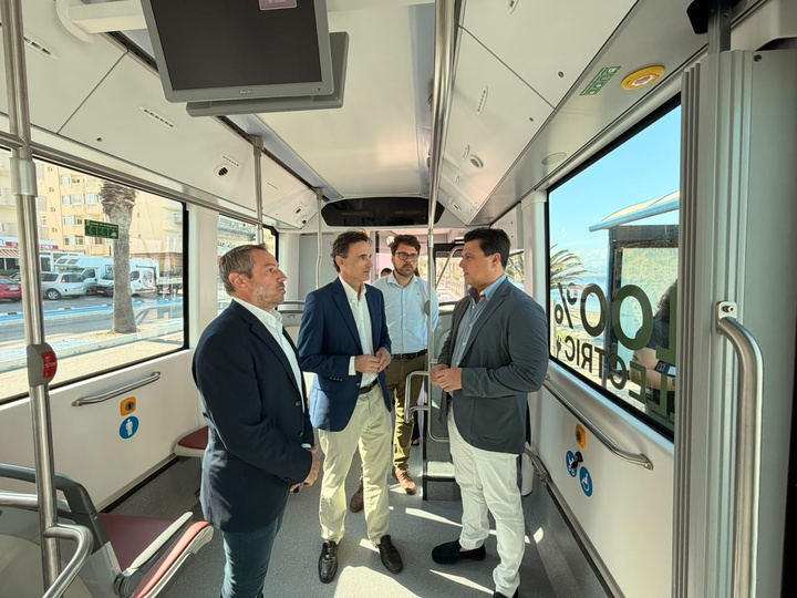 regiondemurcia's tweet photo. 💳🚌🔌La Comunidad mejora este verano el transporte público en #LaManga con más autobuses eléctricos y el pago con tarjeta.

El consejero de Infraestructuras, Jorge García Montoro, presenta el refuerzo del servicio junto al alcalde de San Javier, José Miguel Luengo.

📍Las nuevas medidas están ya operativas, se mantendrán hasta septiembre y suponen una inversión regional de 375.000 euros para las líneas 43 y 44.

👉Noticia: https://t.co/PleNjtg3fa