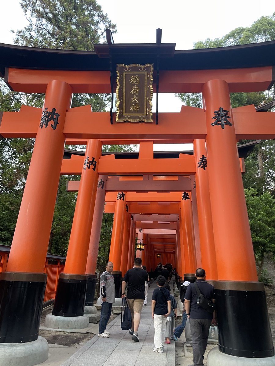 01pipimaru31's tweet photo. 最後に伏見稲荷神社来たけど足が限界超えたので千本鳥居は序盤で断念…⛩️
次リベンジしに絶対くる！！！😭😭 https://t.co/IbZjMsDAKN