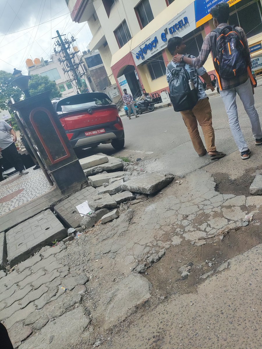 sripavan_b's tweet photo. @madivalatrfps
@blrcitytraffic Vehicles from the Tata showroom near BTM Layout are being parked on the footpath around 12.916623,77.614124, blocking pedestrian access and forcing people onto the road. This creates safety hazards and contributes to traffic congestion in the BTM 1/ https://t.co/Bj6bhkA67I