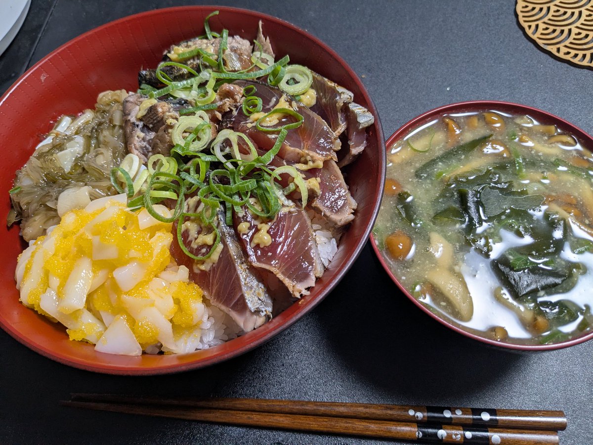 ShadeScarlet_FF's tweet photo. カツオのたたき、イカ入りわさびめかぶ、イカ黄金の海鮮丼
なめこの味噌汁

ごきげんな夕食だ https://t.co/J5fNR5Us4G
