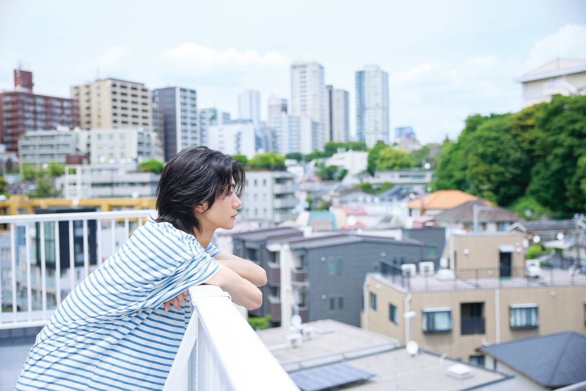 Auditionblue's tweet photo. #雑誌butter05🧈フェスタ🥁

3人目は、#吉澤要人（#原因は自分にある 。）📷

カメラのフィルムに思い出を重ね、断ち切れないあの人への思いにふける吉澤さん。

🛒ご予約は👇

（HMV限定版表紙&amp;ポストカード付※無くなり次第終了）  

https://t.co/Bw9xwhw9Ly https://t.co/QUVZG8VQrG
