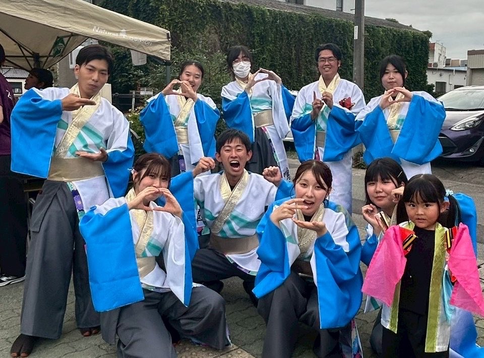 naruhana917's tweet photo. 昨日は高柳の夜店でのイベントに参加しました！
新曲、華街道２回目の披露でした^ ^
２巡目の演舞では☔️でベタベタになりましたが、みなさんの応援で楽しく踊りきれました♪
みなさん風邪をひきませんように🙏
#よさこい  #高柳の夜店 https://t.co/NeWG8xt3MN