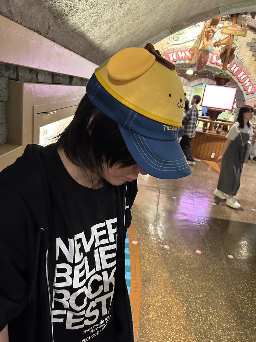 hetare_720's tweet photo. ピューロランドなる場所へ行きました。
被り物はした方が良いかなと思った結果Magenta MagentaのDiggy-MO'みたいになりました。
現場からは以上です。 https://t.co/Er6TXV4DpJ