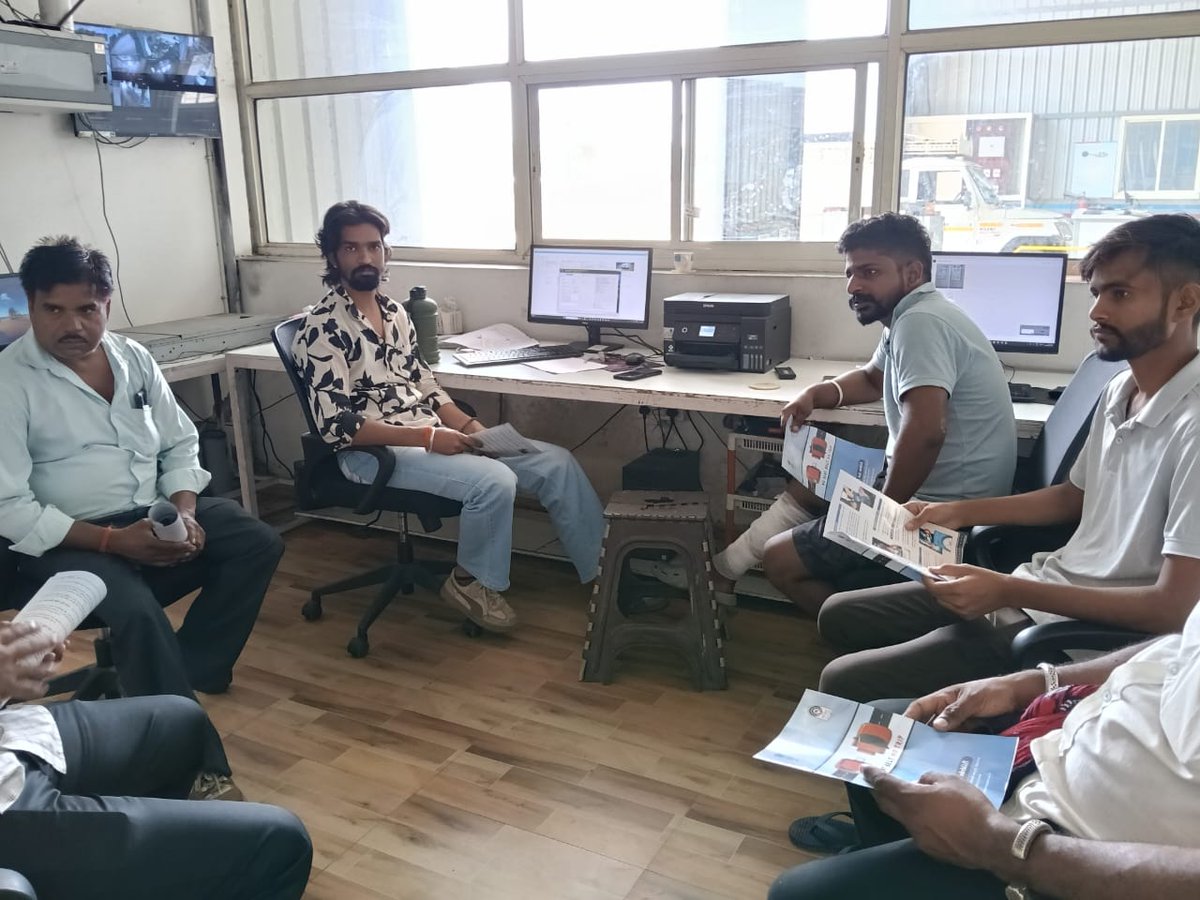 rtoamadavadeast's tweet photo. આરટીઓ વસ્ત્રાલ દ્વારા ટીમવાન પ્રોગ્રામ અંતર્ગત વાય એસ  ફિટનેસ સેન્ટર ખાતે હેવી વિહિકલ ડ્રાઇવરોને ખાતે રોડ સેફ્ટી અંગે માર્ગદર્શન આપવામાં આવ્યું. https://t.co/4lslRYiGwD