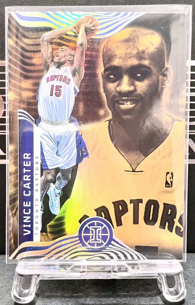 VINSHII_FB's tweet photo. 🏀2021-22 Panini Illusions Vince Carter 
Bronze Parallel🏀

ベースデザインにブロンズカラーの落ち着いた輝きが加わったパラレル
光の角度で表情を変える波紋のようなホログラムと、若きカーターのダンクシーンがマッチした1枚👀
#NBA
#VinceCarter
#PANINI
#NBAカード
#NBAトレカ
#VCマイコレ https://t.co/h9I2bINXTd
