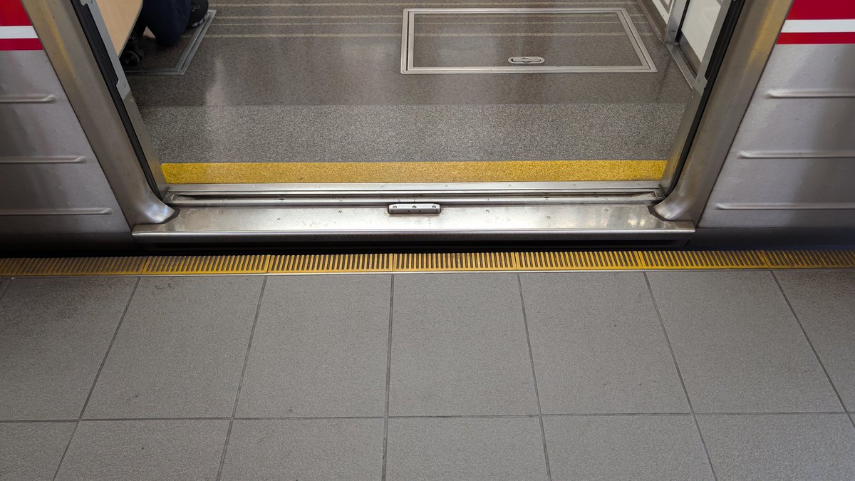 gimo0221's tweet photo. 大阪メトロ　西中島南方駅。
車輪径を小さくすることで、ホームと車両の段差を縮小した21系。 https://t.co/Gh6Q2Cr5kJ
