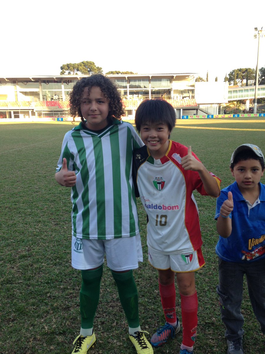 youngmanzaiman's tweet photo. 【僕がブラジルを応援する理由🇧🇷】
中学1年生の夏、
サッカー留学でブラジルへ。
ブラジル代表を目指してました。
気づいたら吉本にいました。

だからブラジルは今でも特別。
でも今の日本代表、マジで勝てそう。
このカードだけは複雑です😂🇯🇵🇧🇷

泣きながらバモ日本😭😭

#日本vsブラジル https://t.co/JEe2IGogu5