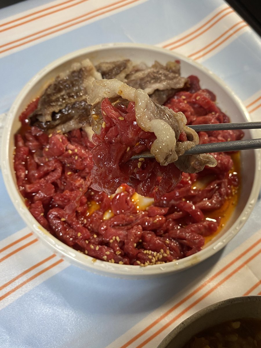 mateatup's tweet photo. 마트 육회에 기본으로 제공되는 소스랑 고추기름, 깨 섞고 구운 차돌 얹어서 먹으면 끝 https://t.co/bJXoXPrjMz
