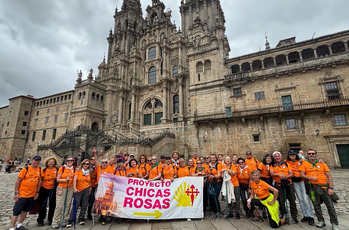 AGSSurSevilla's tweet photo. 🚶♀️💗 Las #ChicasRosas vuelven a demostrar que, tras el #cáncer, se puede seguir avanzando. Con el apoyo de profesionales del #HospitalValme; pacientes y familiares completan la Variante Espiritual del #caminoasantiago promoviendo salud y apoyo mutuo👏 https://t.co/kpkXPMOd7P