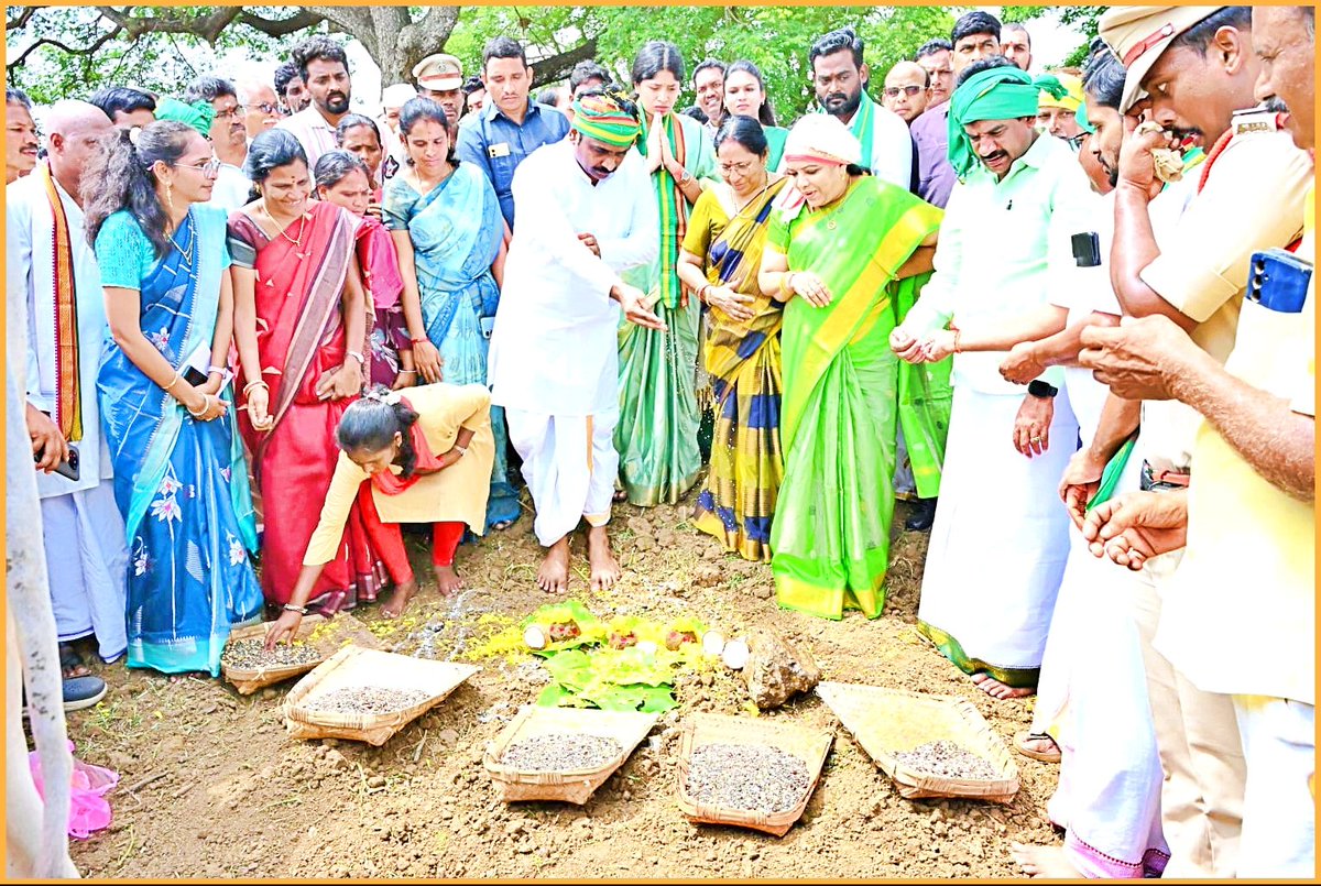 collectormanyam's tweet photo. 🌾🌱 ఏరువాకతో ఖరీఫ్కు శ్రీకారం – ప్రతి రైతుకు సమానంగా ఎరువులు అందించడమే లక్ష్యం - నాగలి పట్టిన రాష్ట్ర మహిళా, శిశు సంక్షేమ మరియు గిరిజన సంక్షేమ శాఖామాత్యులు శ్రీమతి గుమ్మిడి సంధ్యారాణి గారు, జిల్లా కలెక్టర్ డా. ఎన్. ప్రభాకర రెడ్డి గారు 🌾🌱
#Eruvaka #APAIMS #FarmerFirst https://t.co/vbdVp9t462