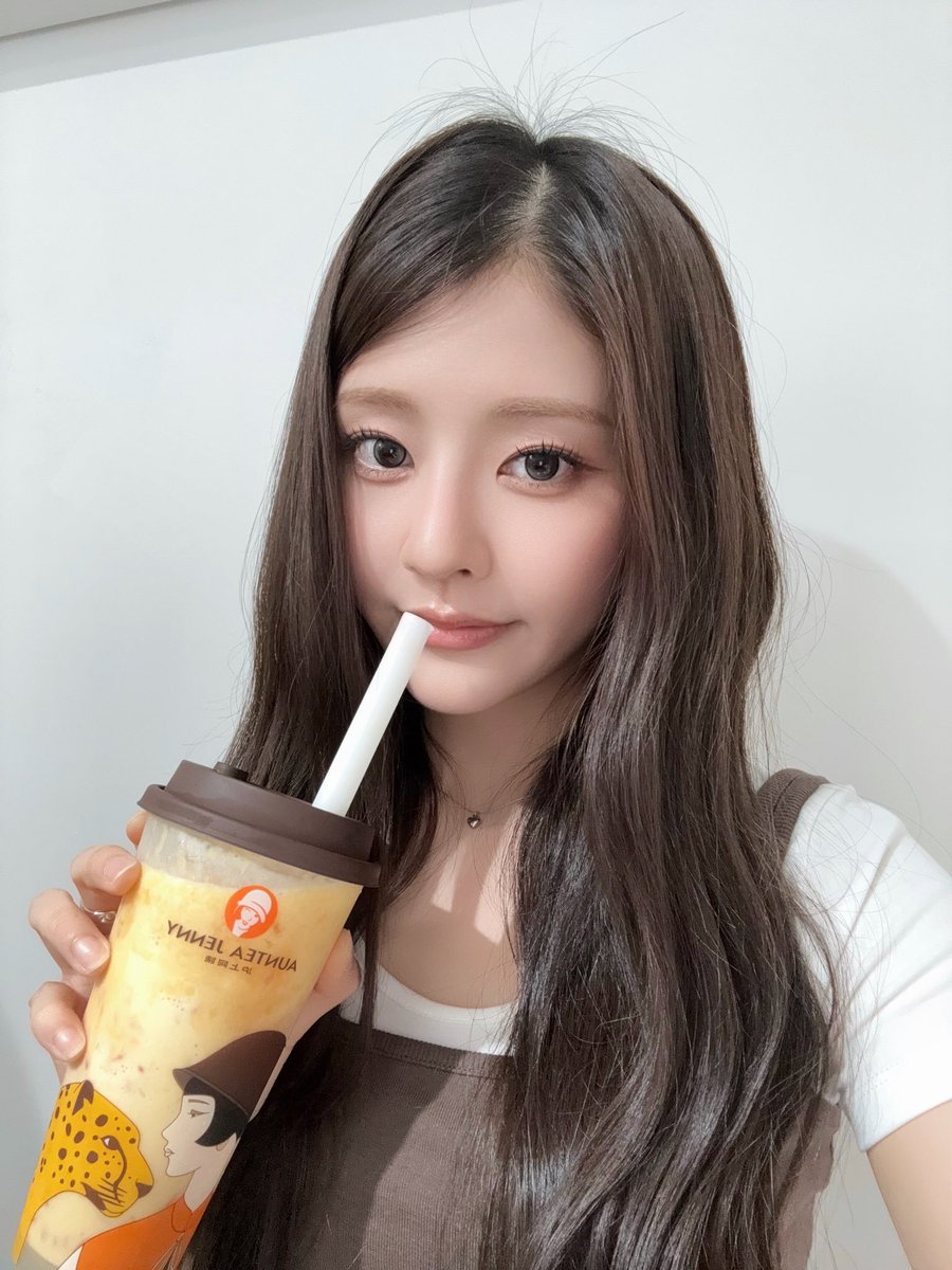 KIIRAS_HARIN's tweet photo. [#Harin]

더우니까 음료 한잔 해 ~ 🥭🥤

#KIIRAS #키라스 #하린 https://t.co/iQ8H1GFVI1