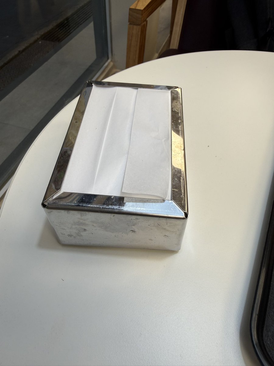 LordMurielo's tweet photo. El papel fue inventado en la antigua China en el año 105 d.C. durante la dinastía Han. Su creación se atribuye oficialmente al cortesano y eunuco imperial Cai Lun, quien logró perfeccionar las técnicas de fabricación del mismo. 
Desde entonces, todavía hay personas que a esto lo llaman “servilleta”. Es un insulto a la memoria de Cai Lun.