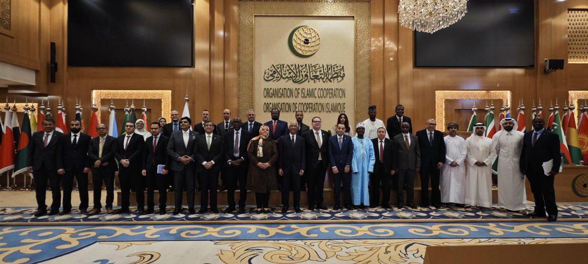 OCIenFr's tweet photo. Le Secrétariat général de l'#OCI et la #Mission_turque célèbrent la Journée mondiale de l'environnement à #Djeddah

Djeddah, le 29 juin 2026

Le Secrétariat général de l’OCI a célébré aujourd’hui la #Journée_mondiale de l’#environnement à son siège de Djeddah, en collaboration avec la Mission permanente de la République de #Türkiye auprès de l’OCI.
Cet événement comprenait un séminaire spécialisé auquel ont participé plusieurs représentants permanents des États membres, ainsi que des intervenants issus des organes subsidiaires et spécialisés de l’Organisation.
 
Ce séminaire avait pour objectif de mettre en lumière les efforts inlassables et les initiatives innovantes menées par les États membres de l’Organisation pour protéger l’environnement et parvenir à un développement durable. Il a attiré l’attention internationale sur l’aggravation des défis et des risques environnementaux auxquels la planète est confrontée et a permis de discuter des moyens d’en atténuer les impacts.

Il convient de noter que cette célébration s’inscrit dans le cadre de l’engagement du Secrétariat général de l’Organisation à promouvoir les journées internationales et à soutenir les efforts mondiaux visant à construire un avenir environnemental sûr et durable pour les générations futures.
