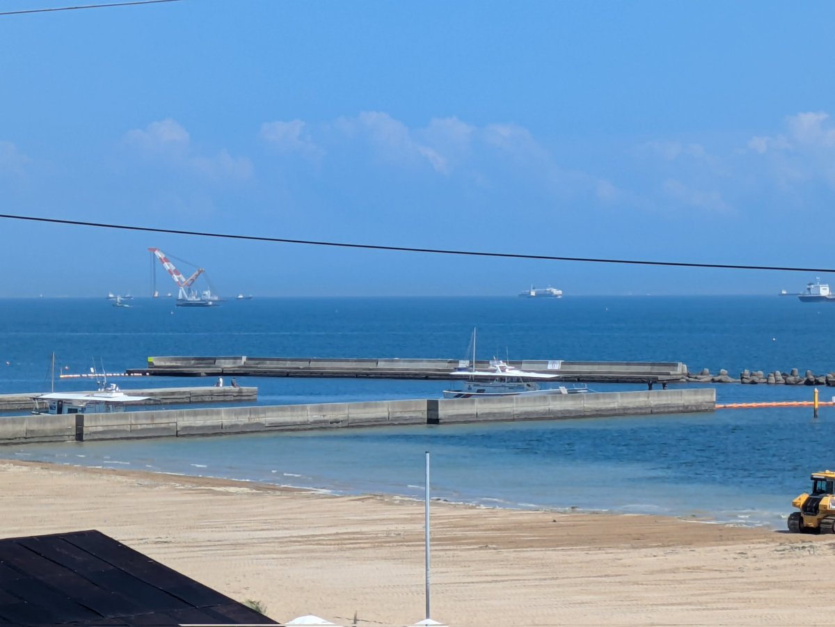 transayumi's tweet photo. 昨日は海へ。
兵庫県神戸市須磨区の須磨海岸。
JR須磨駅から。
海の家建設中です。 https://t.co/fMCzLj9EU5
