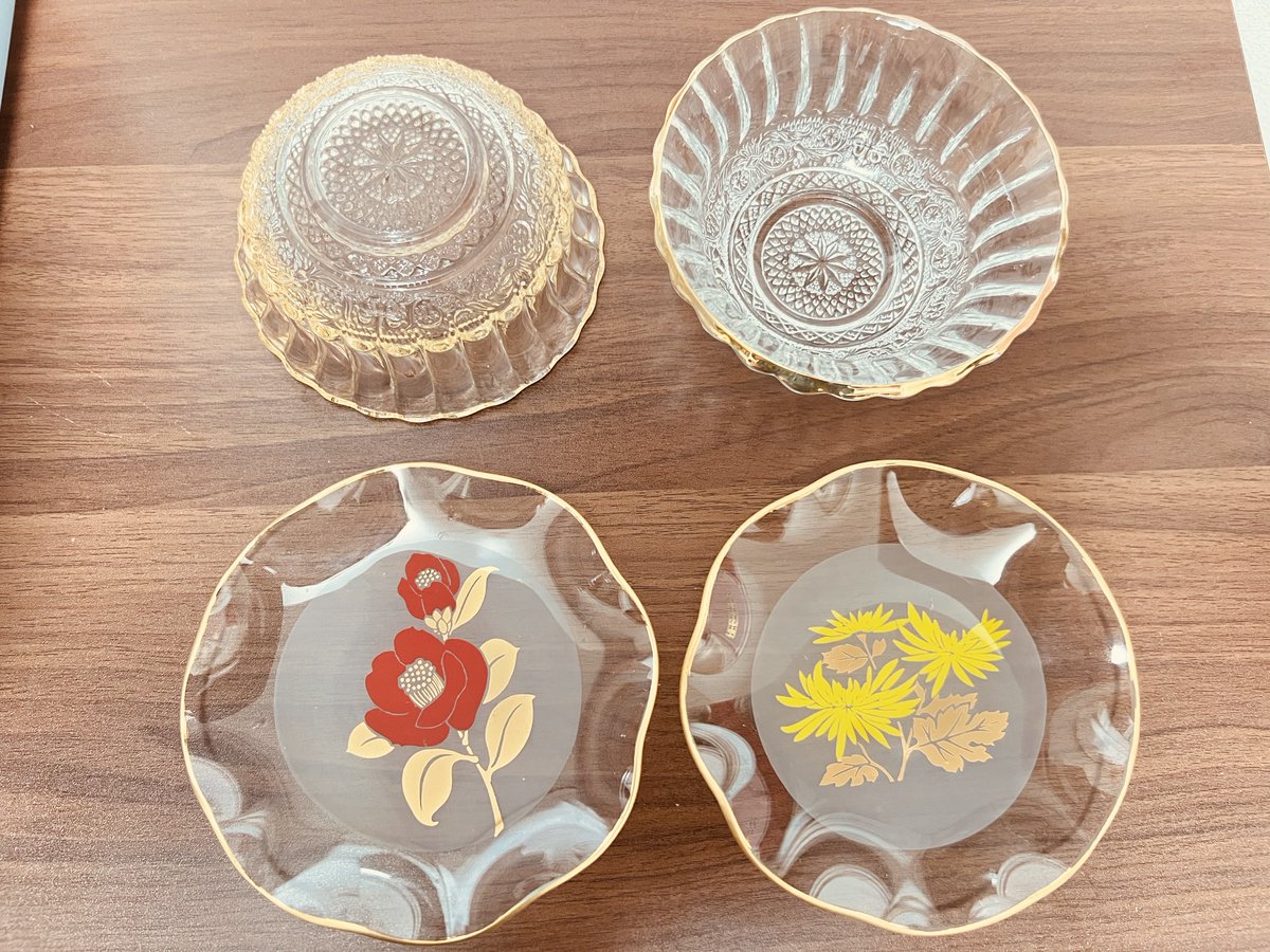 23_aria's tweet photo. 母の家からもらってきた本日の戦利品✨✨
上の器、ゼリーとかフルーツとか入れたい。
昭和レトロ喫茶店☕️のシャンデリアみたいなカッティングで、裏返しても愛でたい💓
下のお花の皿も普段行くインテリアショップではなかなか出会わない柄で、こちらは羊羹とか乗せたい。 https://t.co/BFdsi8FzjK