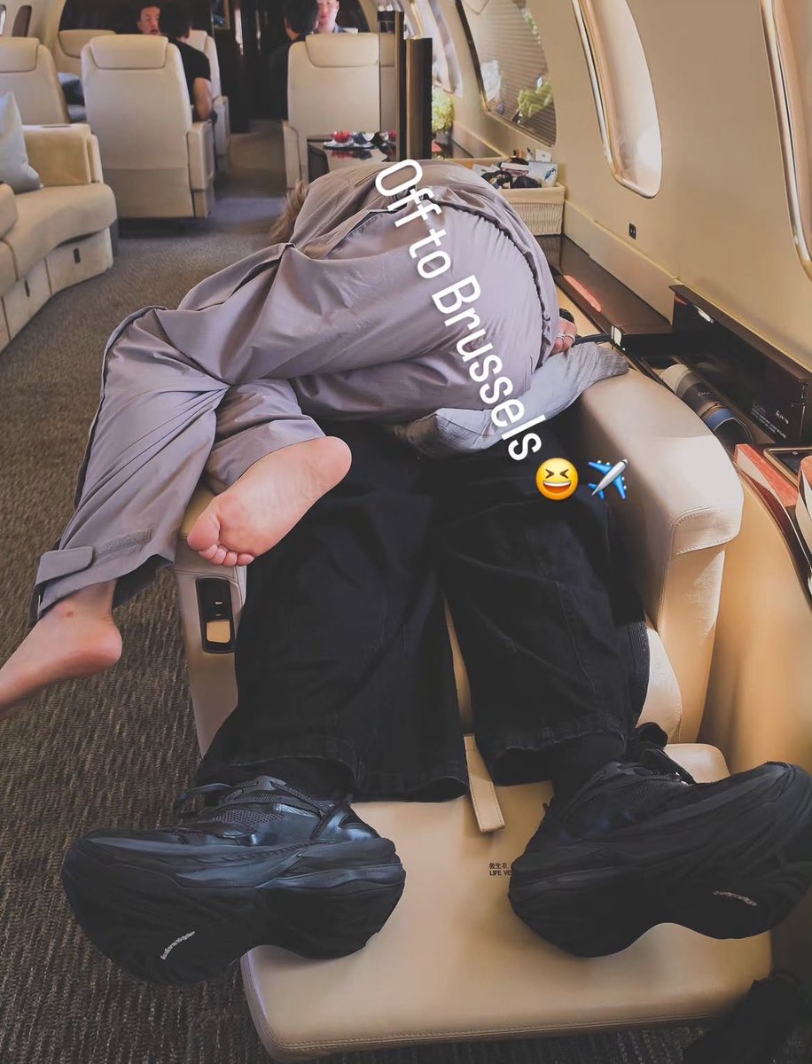 breadbts's tweet photo. WAIT? IS THIS JIKOOK???? THE BLONDE HAIR, SMALL FEET AND THEN THOSE RINGS AND THAT UGLY AHH SHOES?!! https://t.co/SyLCI2QLLh