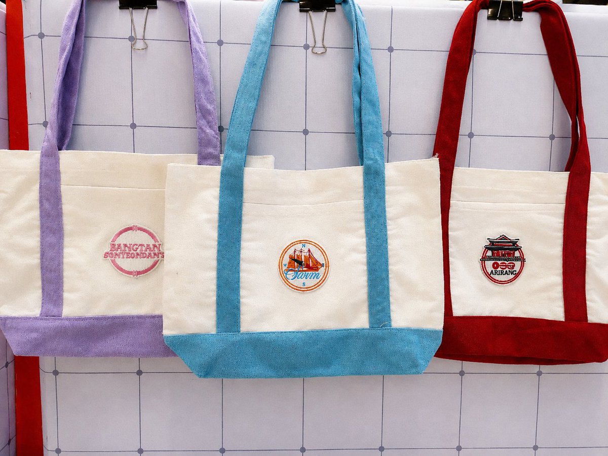 estreIIart's tweet photo. Hi guys! We have extras of our trader Joe's inspired Bangtan tote bags from our last pop-up booth 💜 

P475 each
5 stocks left for each design 🙇‍♀️

If interested, please send us a dm ☺️

wts lfb bts onhand fanmerch ph only https://t.co/HdFOWXLwOr