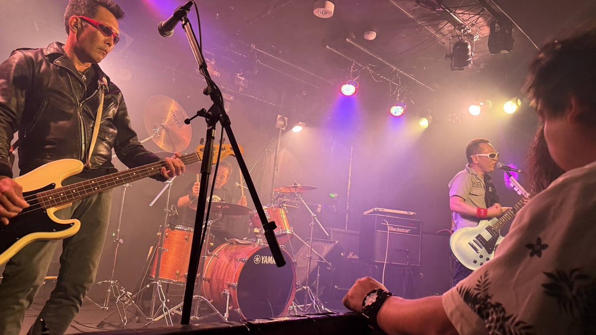 beat_wake's tweet photo. 昨日の福山の打ち上げで、対バンの藤森の妹さんのベースの人に「最初ベースの人の前に行ったけど革ジャンとサングラスがこわくてさがりました」と言われました🤭プライベートでは魚も捌くしパンも焼きます。なんならホームセンターで老夫婦が車に重たい荷物を積んでいるのをお手伝いしたりもします。 https://t.co/m3I3eDaZSy