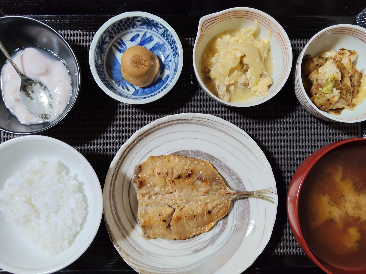 rihakuran's tweet photo. 6月29日の夕食は

・アジのみりん干し
・ネギと玉ねぎの味噌汁
・玉ねぎの旨煮
・野菜炒め
・イチゴヨーグルト
・焼き饅頭

今日はお肉の日で大量のお肉を購入。
これを一月かけて食べていきます。🐱🍖
#おうちごはん #晩ごはん #夕食 https://t.co/66tuhPCNJk